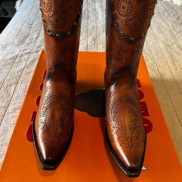 Soto Boots Womens Tan Zippered Cowgirl Boots - Picture 3 of 7